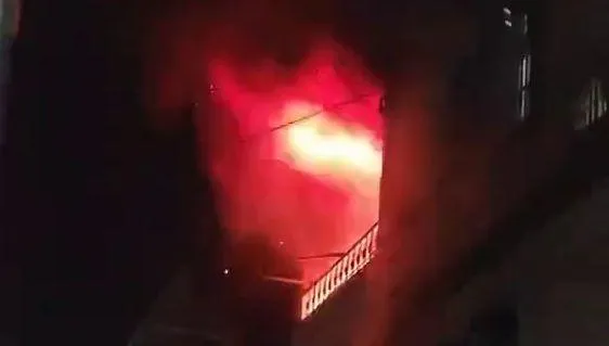 影/高雄梓官透天厝火舌狂竄！雲梯車救出受困父子