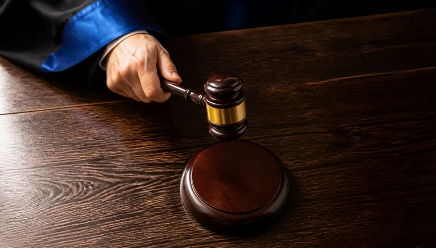 兒子藥袋遭丟垃圾桶！單親媽私刑霸凌少年　判拘役緩刑2年