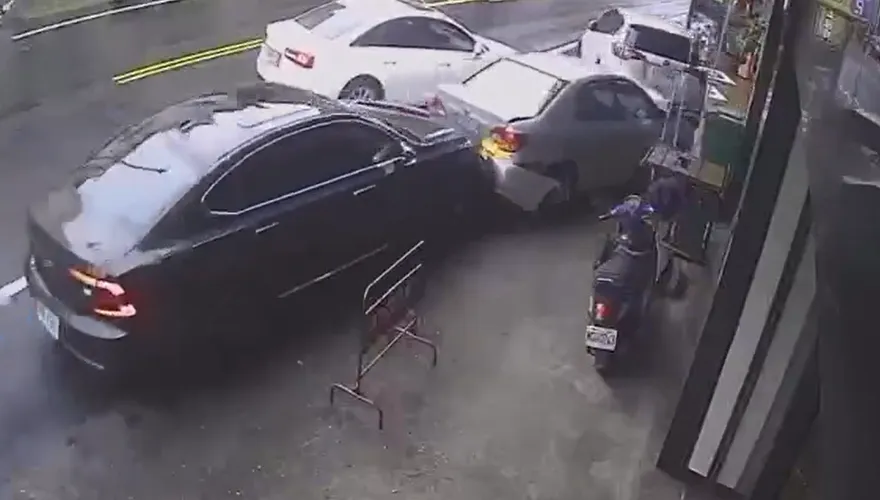 影/高齡炸彈再現！苗栗瑞典坦克撞3車　8旬翁：踩錯油門