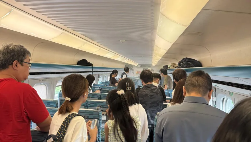 影/高鐵出事了「車廂內行動電源起火」！旅客嚇奔逃
