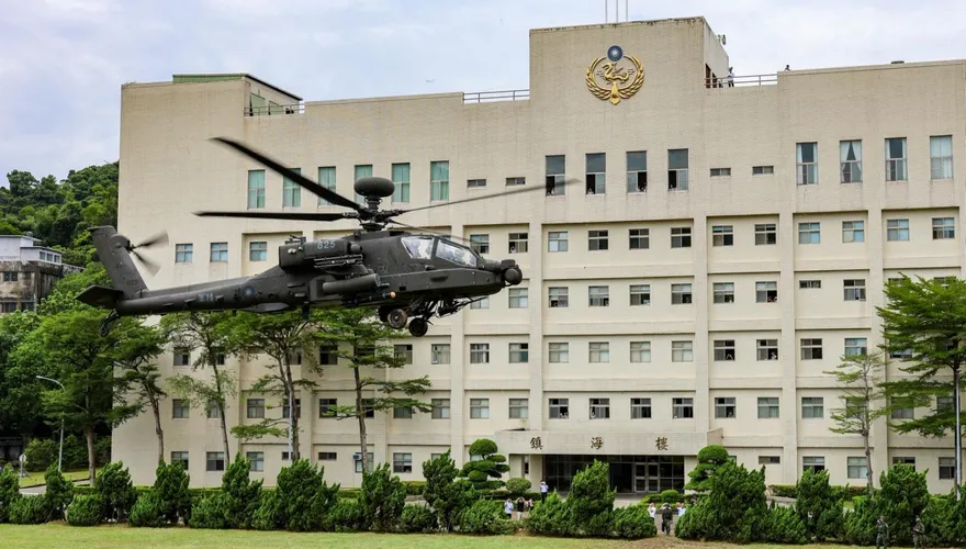 影/漢光42號天降阿帕契　陸軍攻擊直升機首降海巡署