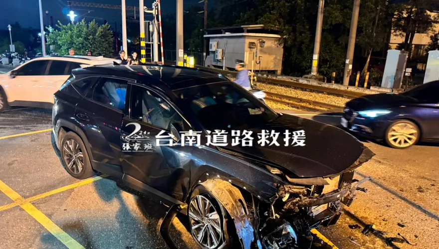 影/台南新市驚傳「休旅車卡在平交道動不了」　疑高速行駛失控自撞