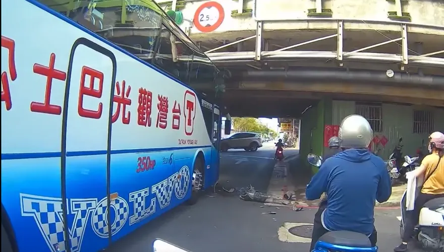 太扯！北市觀光巴士「硬闖」　車頂瞬間被削開卡死成功橋下