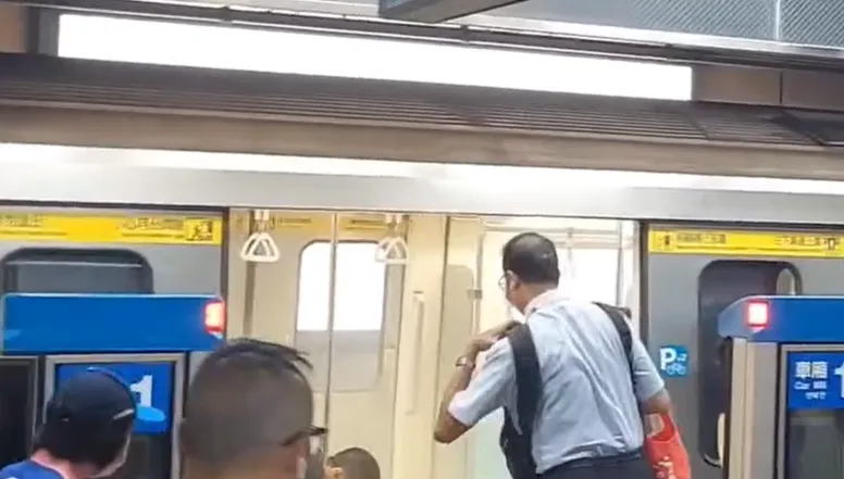 板南線尖峰時刻驚傳列車停駛　行充冒煙驚動消防