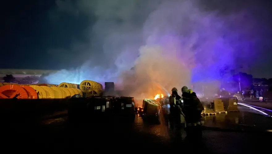影/高雄仁武上市電纜廠外廢電纜起火！夜空驚見藍紫詭色