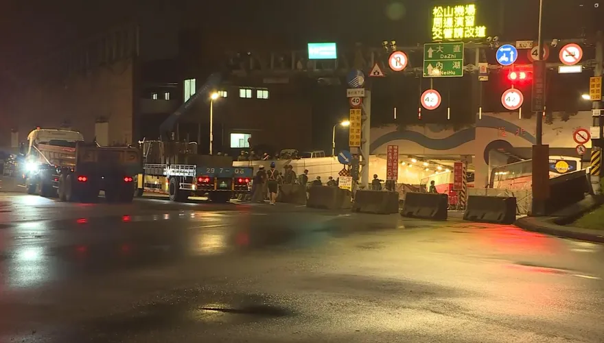 影/漢光42號演習深夜開火！兵封復北地下道防敵竄出
