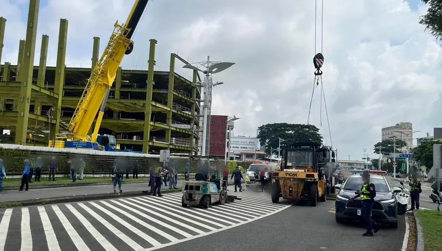 影/高雄小港曳引車換車道！撞78歲婦受困車底　警借吊車救出