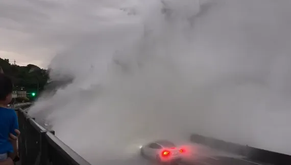 遭3公尺巨浪吞噬！特斯拉慘變「特濕拉」...車內驚悚畫面曝