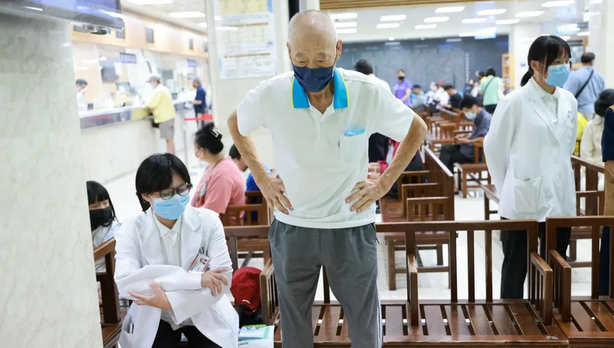 過馬路30秒還走不完？醫教從「坐下再站起」開始練肌力
