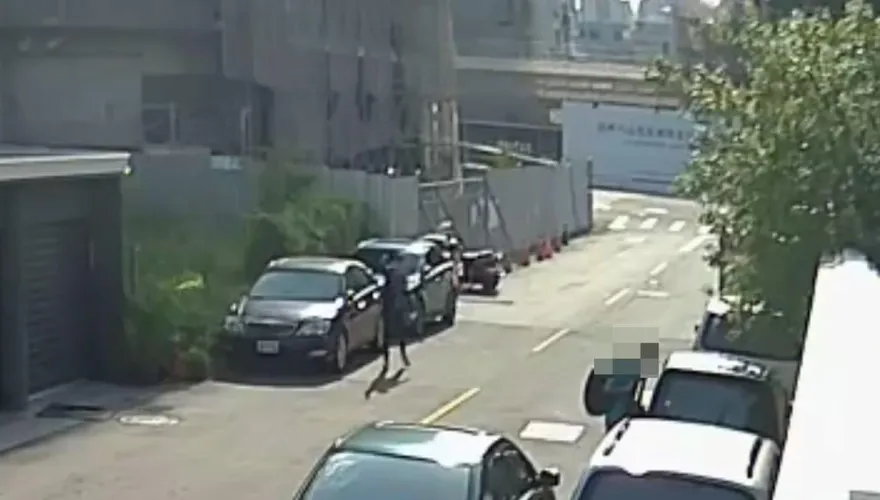 影/台中北屯貨車倒車擦撞！辯稱不知情　警調監視器依法開罰