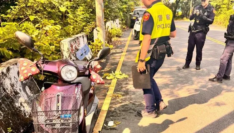 高雄83歲老婦騎車自撞　慘摔3.6米深溝送醫不治