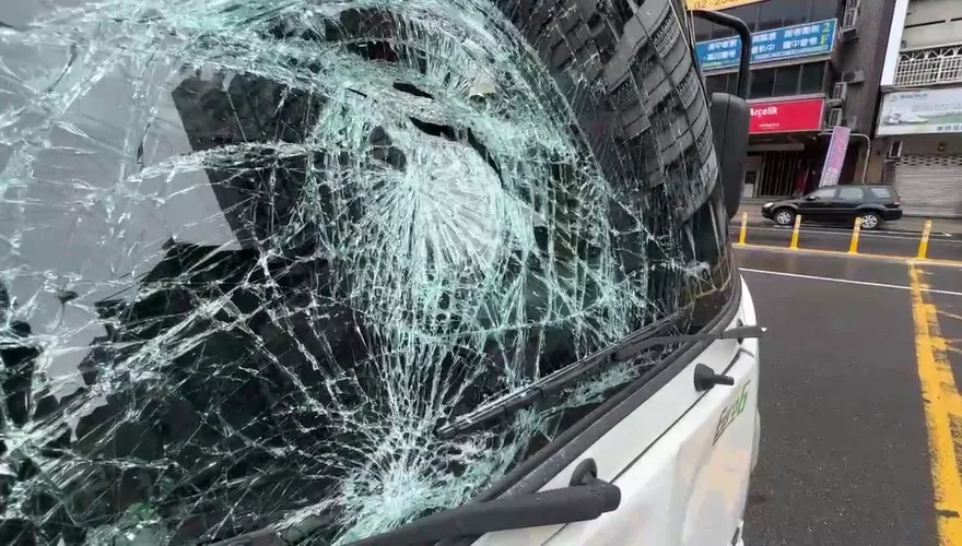 影/貨車玻璃「裂成蜘蛛網」！台中單車嬤疑闖紅燈遭撞噴飛命危