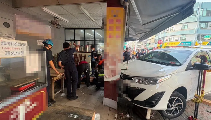 台南驚悚車禍！18歲新手女駕駛轉彎受驚暴衝　騎士慘卡車底