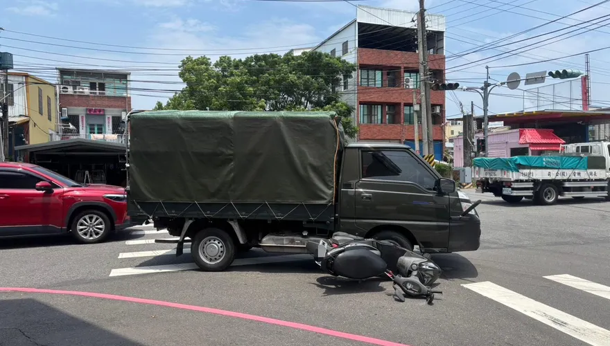 影/苗栗軍方出包！小貨車「轉彎撞機車」釀傷