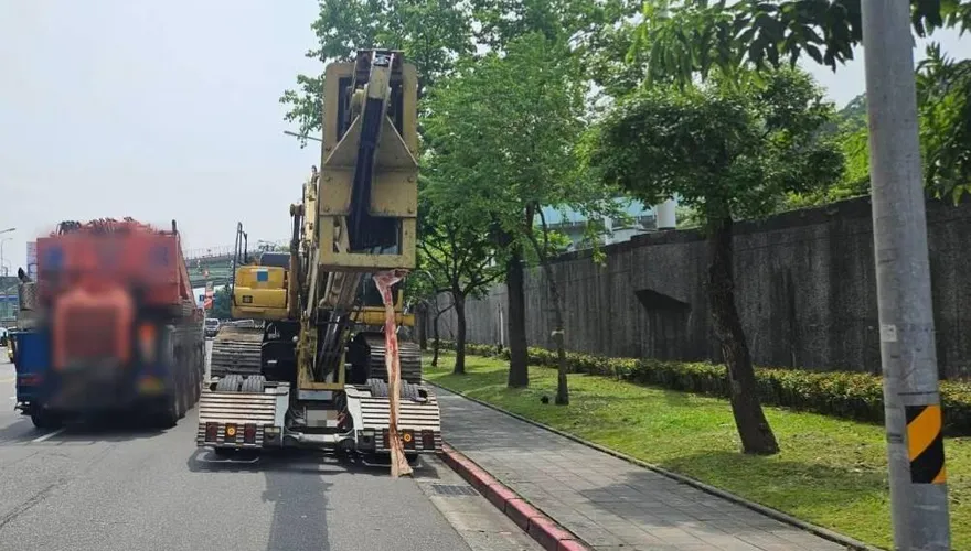 影/鋼鐵巨臂無情直刺！南港曳引車右轉「擊穿客運車身」