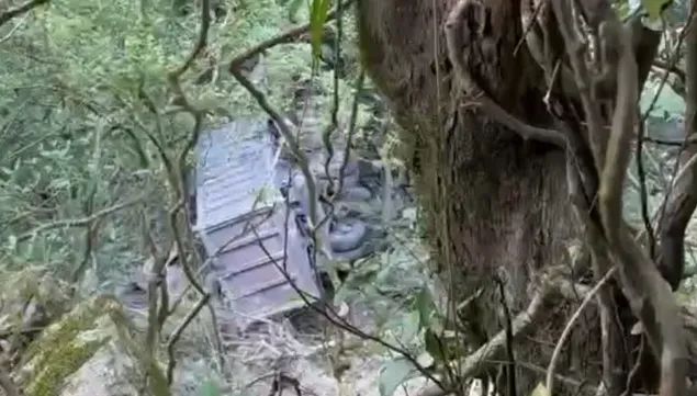 驚悚畫面曝！花蓮和平林道砂石車翻落墜邊坡　駕駛噴飛亡