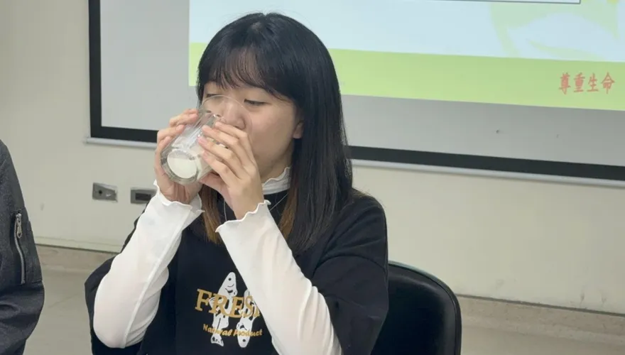 喝牛奶助眠竟喝出7顆蛀牙！30歲女罹「猛爆性齲齒」