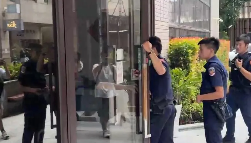 影/趙建銘骨科診所外媒體守候！警方接獲報案到場了