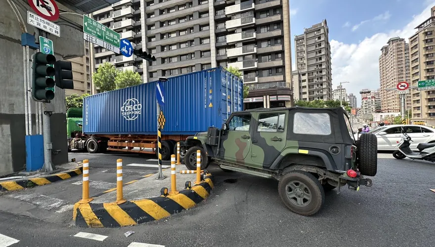 新北淡水貨櫃車轉彎「內輪差」釀禍！軍用吉普遭拖上安全島