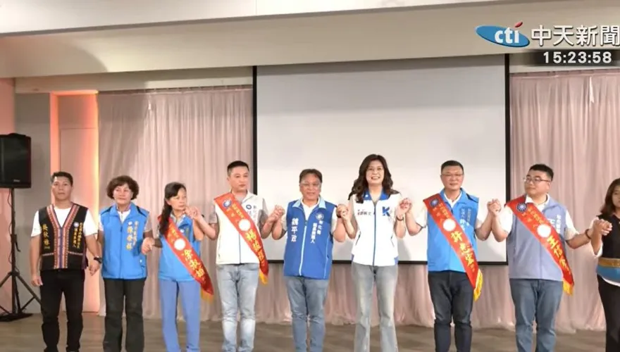 鄭麗文到鹿港助選　魏平政上台摔跤秒起身喊「凍蒜」化解尷尬