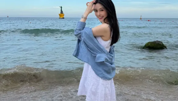 邱淑貞大女兒迎25歲生日！曬「海邊美照」仙氣十足