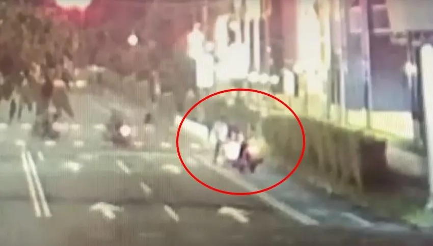 影/疑不滿機車聲響！新莊IKEA前爆持刀攻擊　警火速到場壓制逮人