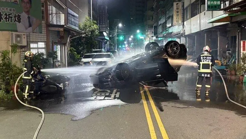 影/保時捷自撞烏龜翻起火！台中深夜車禍嚇壞民眾