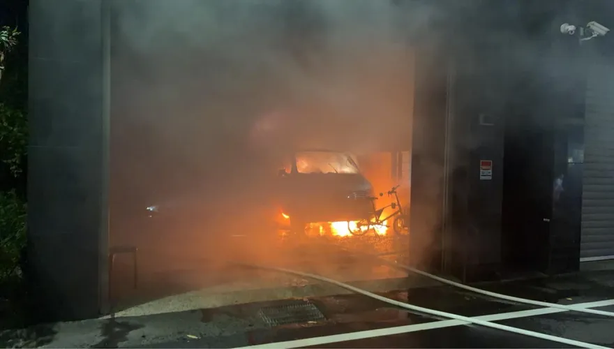影/彰化突傳爆炸聲！疑露營車電池起火　烈焰竄出波及民宅