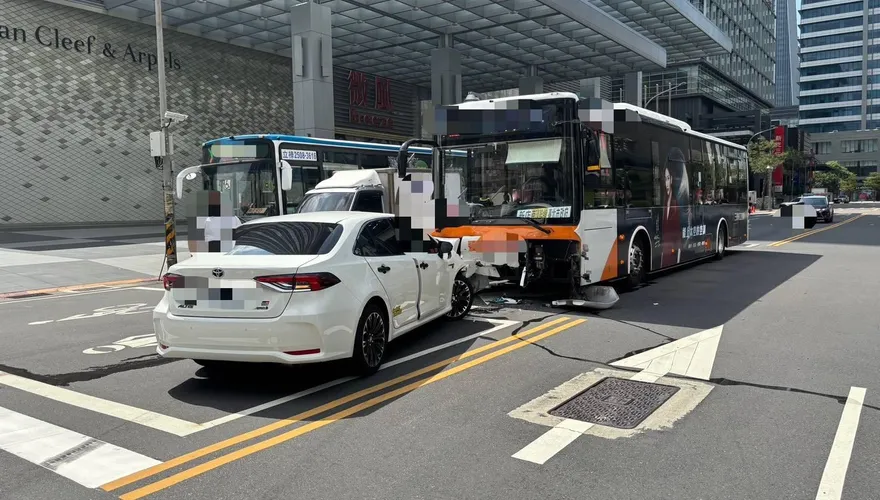 北市右轉轎車逆向對決停等公車　「車頭下巴」嚴重毀損釀1傷