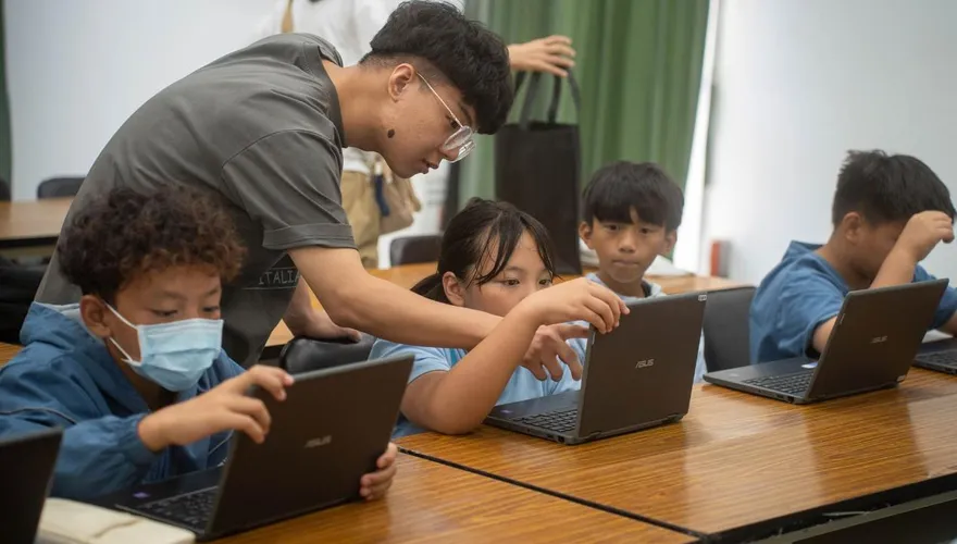 偏鄉教室不只學操作　世新大學陪學童用AI轉譯部落故事