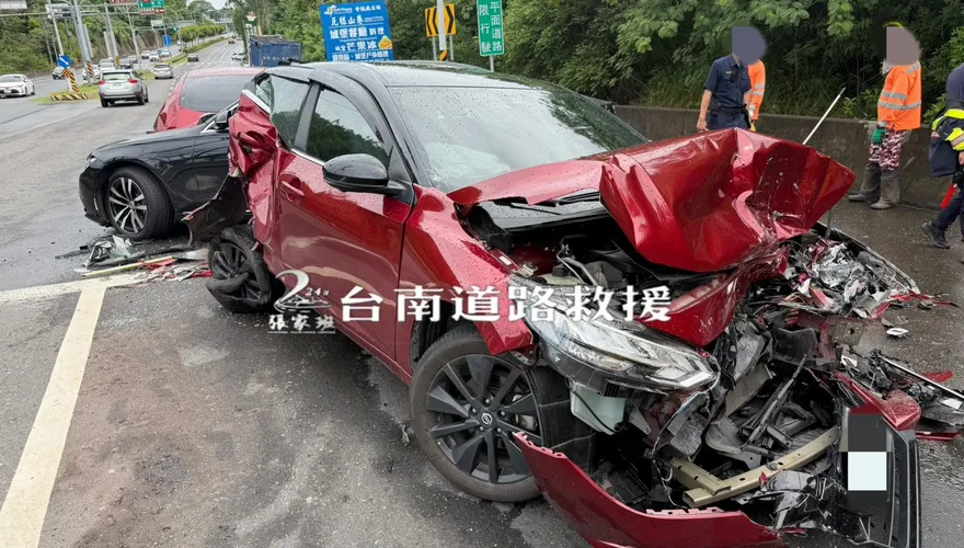 台南台84線爆5車連環撞！「車頭擠扁」驚人畫面曝
