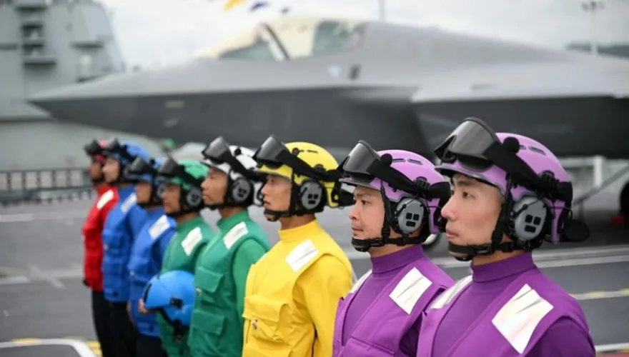 世上最危險45英畝 ！央視揭密福建艦航母甲板「彩虹戰隊」