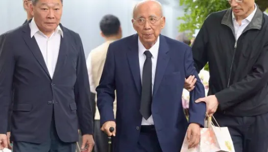 88歲吳伯雄驚天一摔！台大醫院院長急扶　他自嘲：不知還能活多久