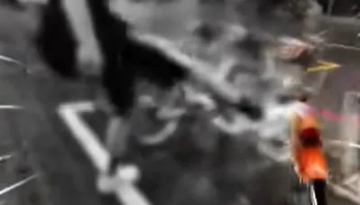 影/疑卡片餘額不足！少年踹YouBike洩憤　業者硬起來提告