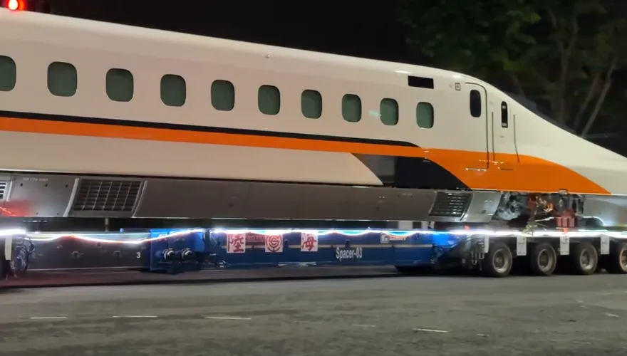 影/高鐵新車抵台「N700ST」夜遊高雄　鐵道迷搶拍：見證歷史