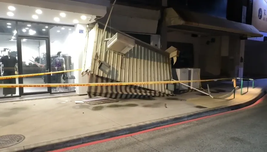 影/高雄玉竹商圈深夜巨響！店面遮雨棚崩落　驚悚畫面曝