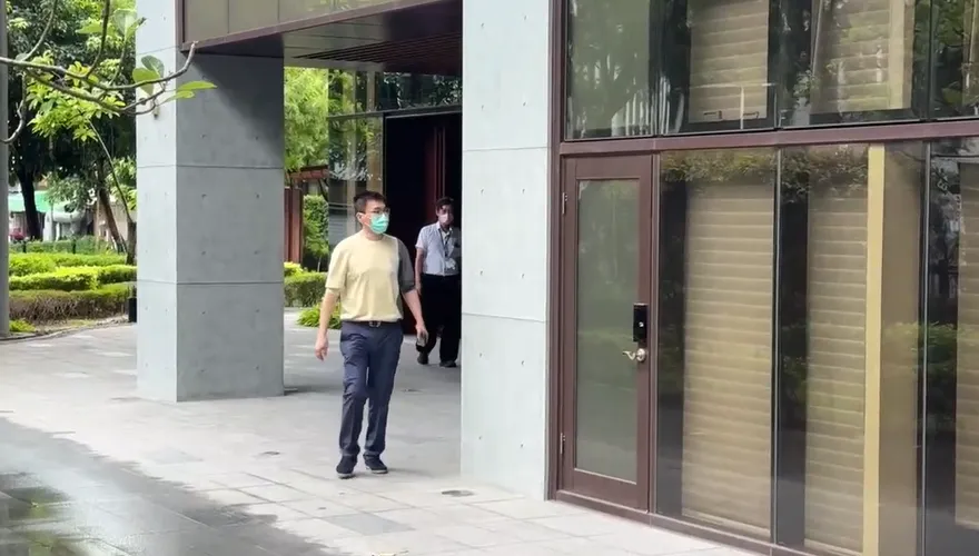 影/趙建銘現身了！不甩媒體提問　從側門低調「溜進診所」