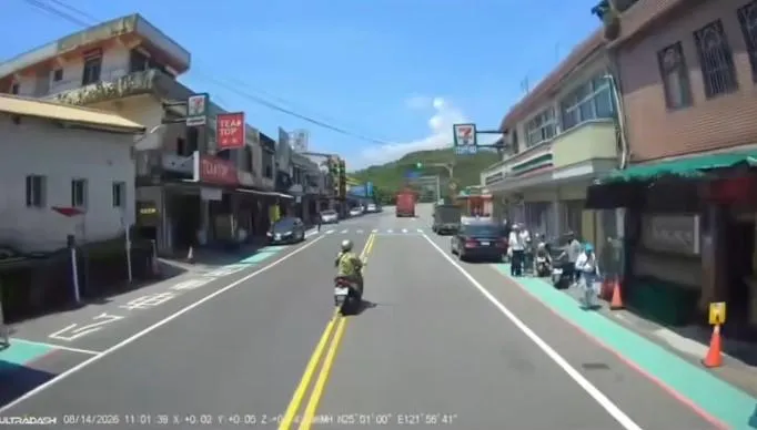 影/闖紅燈、跨雙黃線！貢寮台2線機車嬤無視警　連超車2次