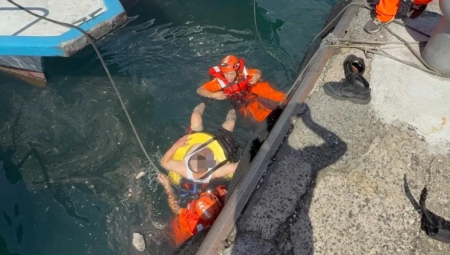 影/基隆外木山漁港船長綁纜繩失足落海　海巡急跳港救援