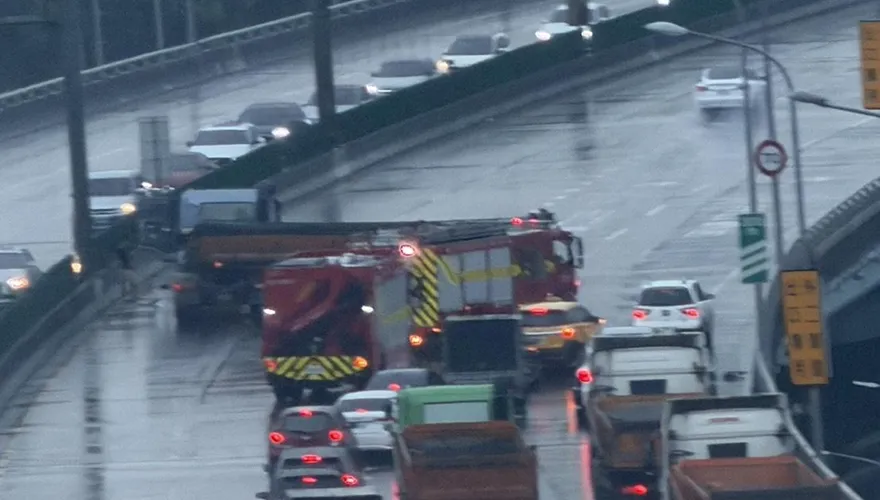 影/天雨路滑！板橋台65線砂石車對撞小貨車　橫佔3車道紫爆