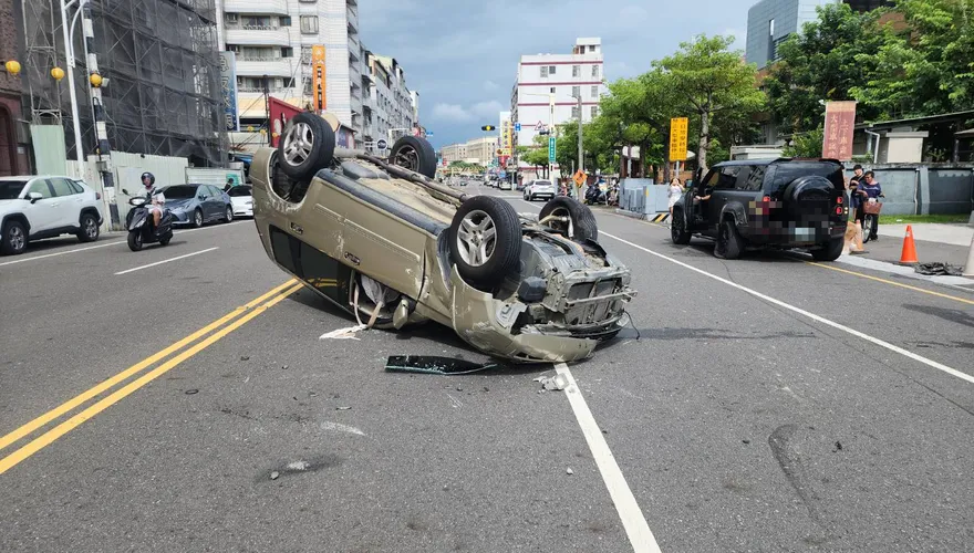 嘉義檜意森活村前車禍！75歲嬤駕駛休旅「烏龜翻」送醫