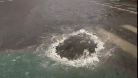 影/豪雨炸台中！太平區馬路驚見「天然奇蹟湧泉」　網友笑翻