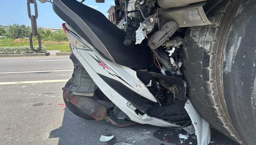 影/1秒奪命！苗栗汽修工騎車高速嵌入砂石車尾　頭顱變形亡