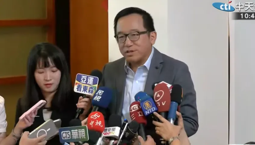 媒體擠到坐地板！陳致中現身直喊「歹勢」　鬆口談陳幸妤了