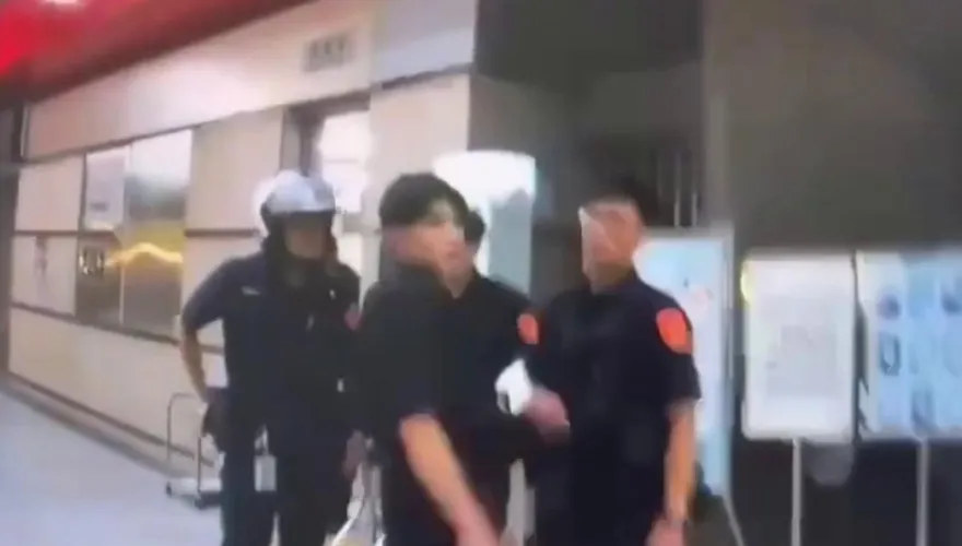 影/15歲少年北捷車廂把玩塑膠摺疊刀　移送士林地院裁處