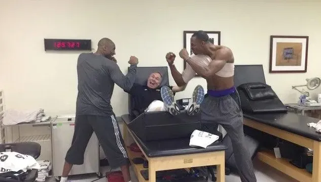 NBA/傳與魔獸不合「KOBE發對視握拳照」　跑轟大師道10年回憶