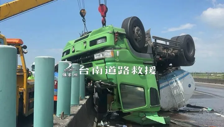 影/國1新營段慘烈車禍！槽車翻覆駕駛「腰斬」當場死亡