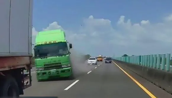 影/國1新營段槽車疑爆胎翻覆！駕駛當場慘死　出事瞬間曝