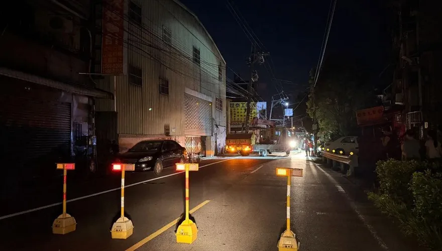 車禍撞斷電桿釀災！樹林柑園街「雙向封路」　大停電搶修至凌晨