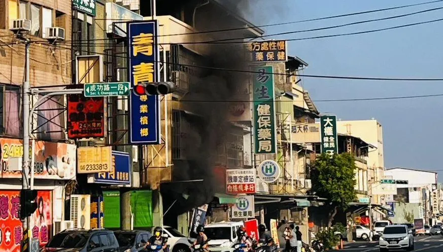 影/恐怖黑煙「1樓竄到頂樓」！南投透天厝大火一家四口急逃生